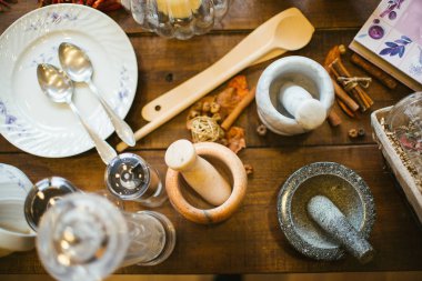 kaşık, tabak ve harç ile Tablo ayarı