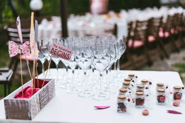 婚宴桌上 配有香槟杯和鲜花 — 图库照片