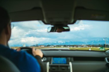 Dağlara giden yolda araba sürüş coupe