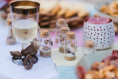 Masada bir kadeh şampanya.