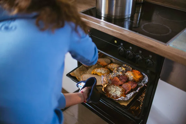 Mutfakta yemek pişiren kadın.