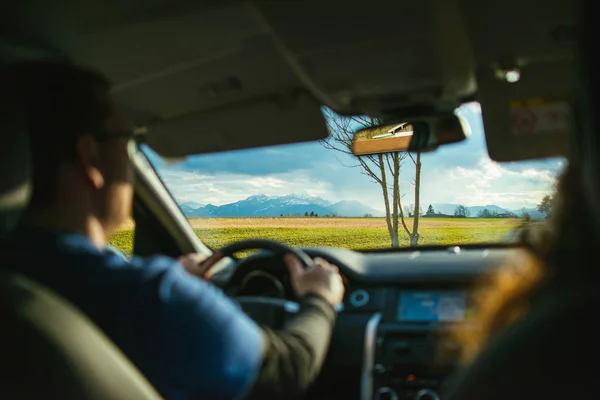 Dağlara giden yolda araba sürüş coupe