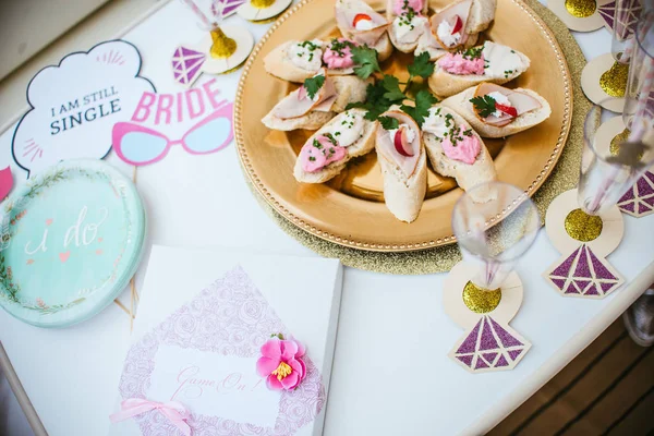 Gelin masa dekorasyonu olmak