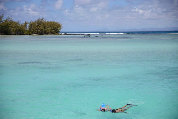 turkuaz suları ve iki kişinin şnorkel ile güzel bir plaj