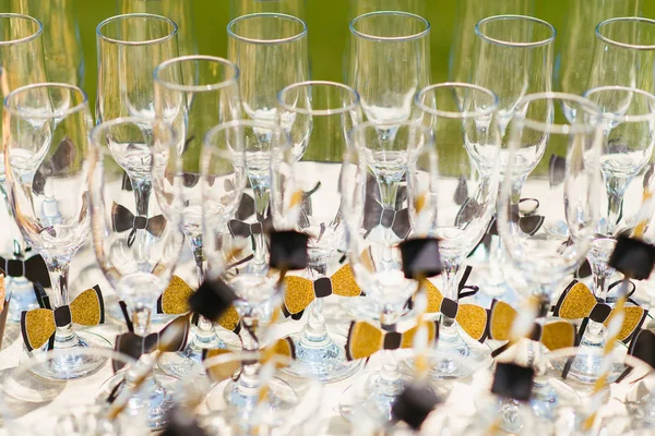 Masadaki gözlükler.