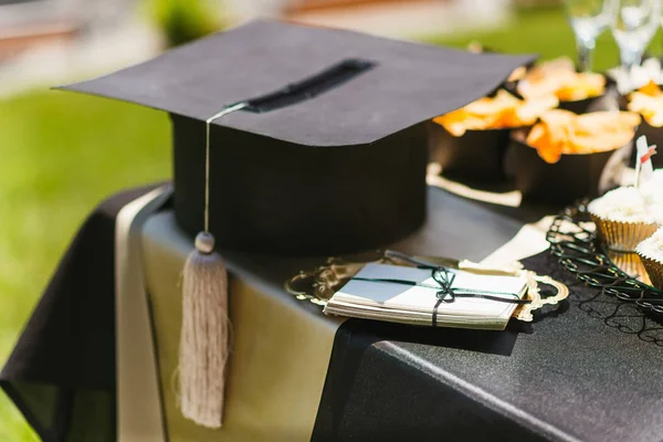 Tapa Académica Cuadrada Para Graduación —  Fotos de Stock