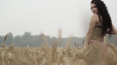 buğday alan kız    