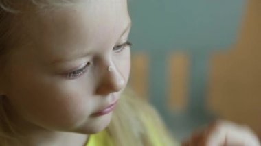 Küçük kız makyaj videoportrait yapıyor