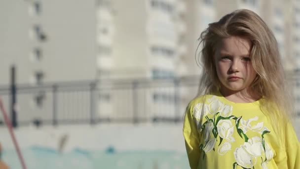 Street Video Portrait Little Girl — стоковое видео