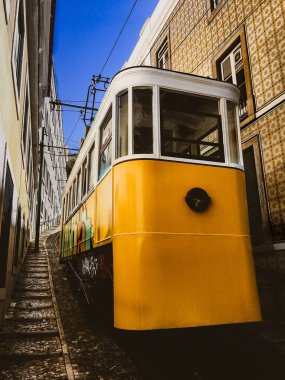 geleneksel sarı Lizbon tramvay 
