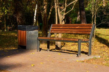 Tahtadan ya da taştan yapılmış birkaç kişi için uzun bir koltuk.