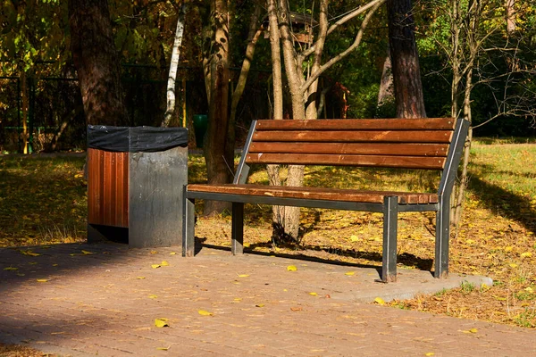 Tahtadan ya da taştan yapılmış birkaç kişi için uzun bir koltuk.