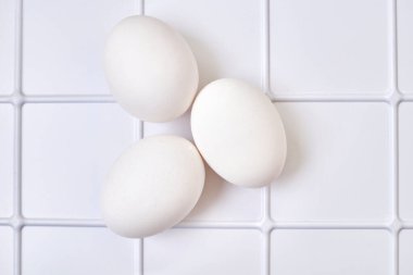 Dişi bir kuş, sürüngen, balık ya da omurgasız tarafından yerleştirilmiş oval ya da yuvarlak bir nesne, genellikle gelişmekte olan bir embriyo içerir.