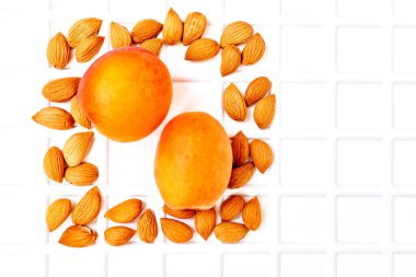 Portakal sarısı bir şeftaliye benzeyen sulu, yumuşak bir meyve.