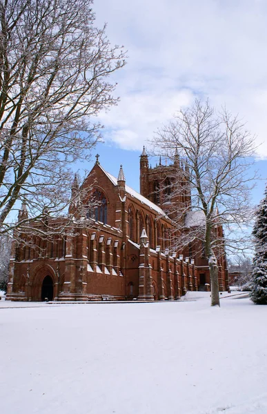  Crichton Memorial Kilisesi, Dumfries mimar Sydney Mitchell tarafından 1897 yılında tamamlandı, katedral tarzı kilisenin zengin ayrıntılı ve kare kule 123 ft yüksek vardır. Dış Locharbriggs, Dumfries üzerinden kırmızı kumtaşı olduğunu