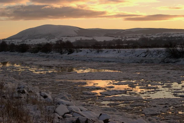 Eisstrom Auf Dem Fluss Nith Criffelhügel Hintergrund Knödel Schottland — Stockfoto