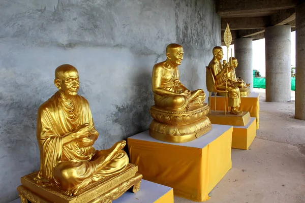 Goldene Statuen Buddhistischer Äbte Umrunden Die Basis Des Großen Bhuddha — Stockfoto