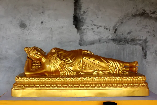 Estatueta Buda Ouro Reclinando Base Big Bhuddha Phuket Tailândia — Fotografia de Stock