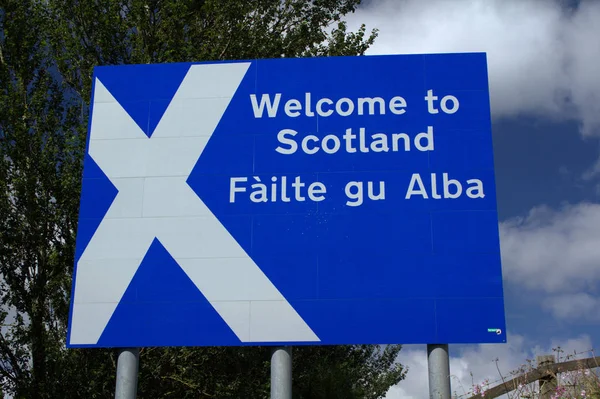 İskoç sınır işareti içinde İngiliz ve Gal dili. Yakın çekim.