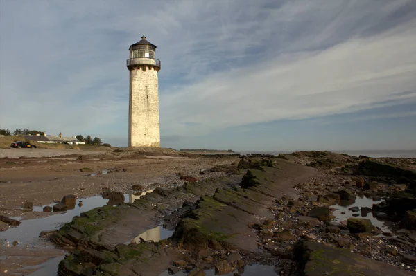 Doğrusal kaya oluşumları Southerness fenere lider. Southerness, İskoçya.