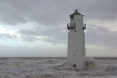 Southerness deniz feneri ağır fırtına hırpalanmış. Dumfriesshire, İskoçya.