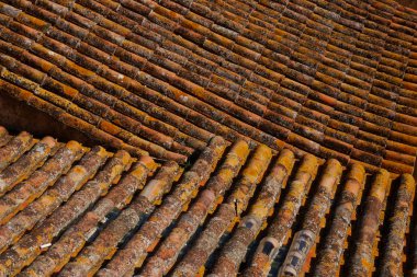 Eğriler, çizgiler ve açıları yıpranmış kiremit. 