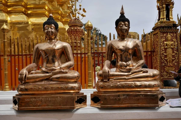 Bronz renkli Buda heykelleri atbwat DOI Sethep. Chiang Mai, Tayland. 