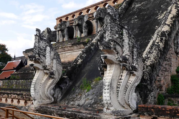 Wat Chedi Luang, Dragon gaurdians. Chiang Mai, Tayland.