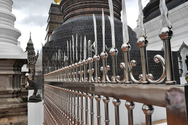 Krom korkuluk ile çeşitli bıçaklar, Wat Ban hanenin Chiang Mai province, Tayland taç.