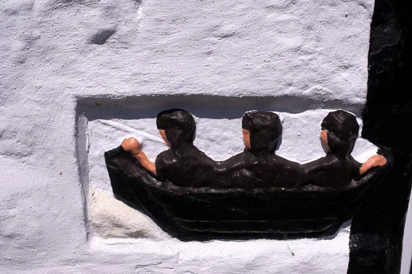 Bir duvarda bir tekne mottif eski üç adam, New Abbey, İskoçya 