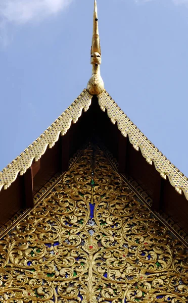 Zlaté Rytiny Ztemnělém Konci Chrámu Wat Chedi Luang Thajsko — Stock fotografie