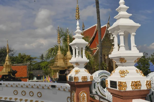 Watta-Krai, Mae Rim, Tayland'da süslü heykeller ve bina