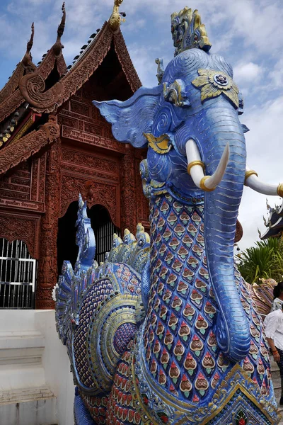 Fil başlı ejderha tapınağı koruyucusu, Wat Ban Den. Chiang Mai, Tayland