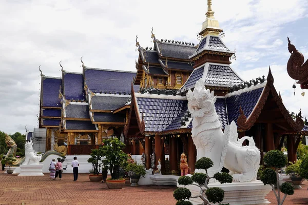 Tapınak binaları ve heykelleri, Wat Ban Den, Chiang Mai, Tayland.