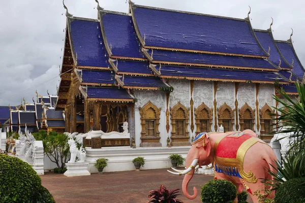 Mavi çatılı tapınak binası,Wat Ban Den, Chiang Mai, Tayland