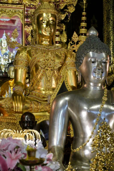 Estátuas Buda Ouro Prata Wat Dara Phirom Chiang Mai Tailândia — Fotografia de Stock