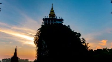 Zaman atlamalı güzel gündoğumu pagoda Khao Na Nai Luang Dharma Park, Surat thani Eyaleti, Tayland dağ tepesinde ile