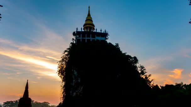 ルアン ダルマ公園 スラタニ タイの山の上に塔と経過美しい日の出を時間します — ストック動画