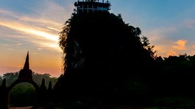 Sukut güzel gündoğumu pagoda Khao Na Nai Luang Dharma Park, Surat thani Eyaleti, Tayland dağ tepesinde ile zaman. Kamera Tilt kadar