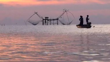 Pakpra, Tayland Phattalung, gündoğumu gökyüzü arka plan ile küçük balık yakalamak için büyük kare dip ağlar silüeti.