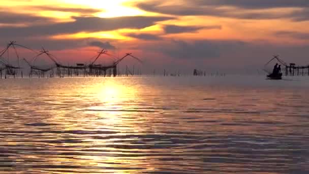 Silhouette Von Großen Quadratischen Netzen Die Kleinen Fische Mit Sonnenaufgang — Stockvideo