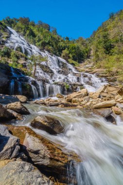 Mae Ya şelale çok güzel en ünlü Doi Inthanon Milli Parkı Chiang Mai, Tayland.