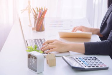 Masada, dizüstü bilgisayar kullanan bir genç iş kadını yön ve ilham arıyor.