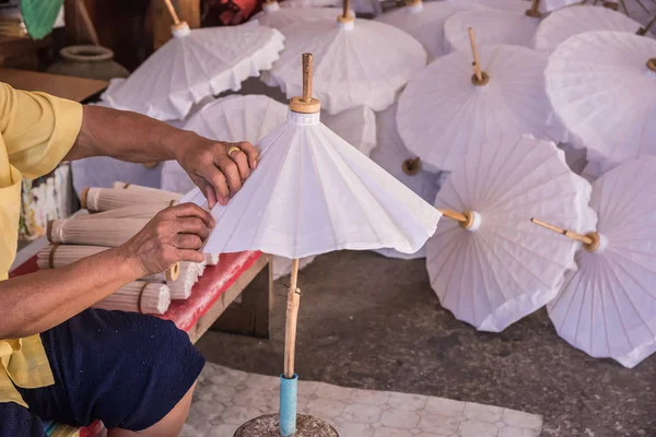 労働者のカバーと柿発酵村ボー チェンマイ タイの手作り傘の上に接着剤 — ストック写真