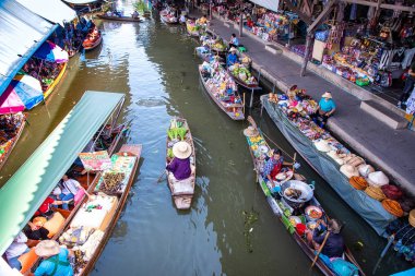 Ratchaburi, Tayland - 7 Eylül 2018: Damnoen Saduak yüzen pazarı, Ratchaburi ünlü konumlar. Dünya için kaynak olarak başlattı. 2510 beri ilk tur.