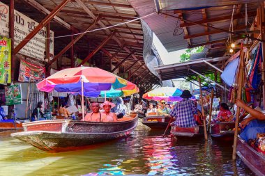 Ratchaburi, Tayland - 7 Eylül 2018: Damnoen Saduak yüzen pazarı, Ratchaburi ünlü konumlar. Dünya için kaynak olarak başlattı. 2510 beri ilk tur.