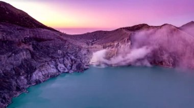 Kawah Ijen'de volkanlar, zaman atlamalı volkanik krater. Kawah Ijen'de bileşik volkanlar ve kükürt incelemesi Banyuwangi Regency Doğu Java, Endonezya'nın ünlü turistik cazibe.