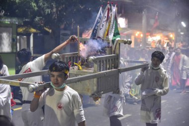 Phuket, Tayland - 11 Ekim 2018: İnsanlar Phuket vejetaryen Festivali resmi geçit kutlamaları sırasında beyazlar içinde giyinmişti. Phuket bir vejetaryen Festivali vardır. Tayland.