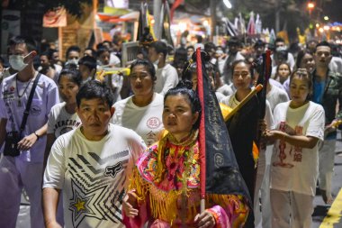 Phuket, Tayland - 11 Ekim 2018: İnsanlar Phuket vejetaryen Festivali resmi geçit kutlamaları sırasında beyazlar içinde giyinmişti. Phuket bir vejetaryen Festivali vardır. Tayland.