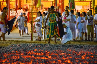 Phuket, Tayland - 14 Ekim 2018: Ateş vejetaryen Festivali Tayland, Phuket üzerinde yürüyen bir Çin tanrıların tanımlanamayan bir devotee